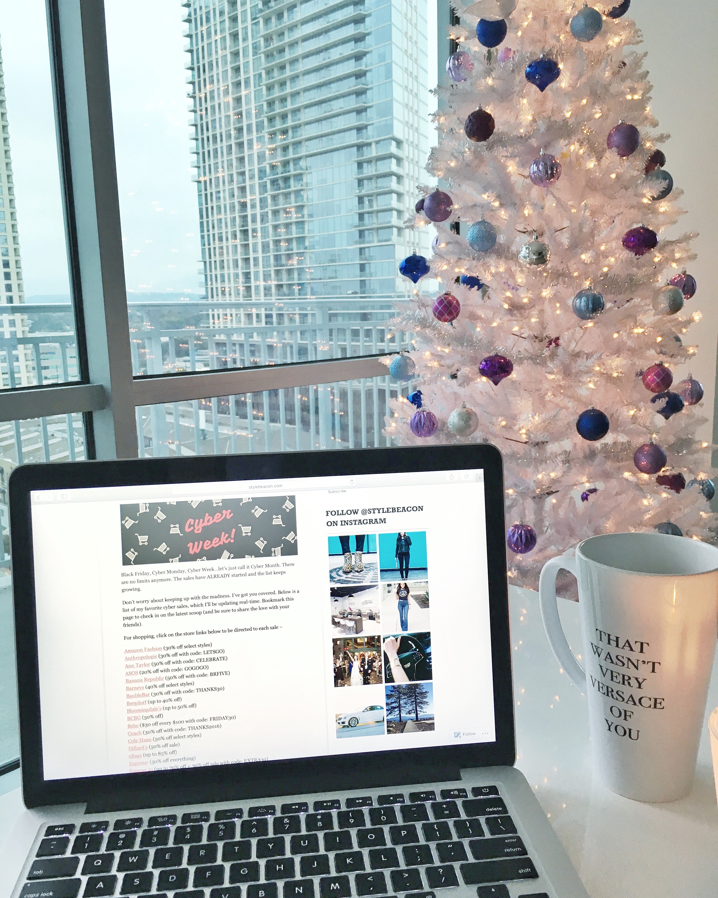 coffee-mug-mac-laptop-white-christmas-tree-city